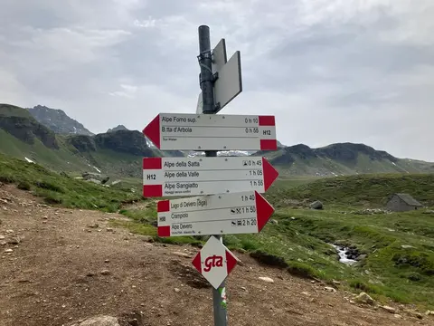 Il palo segnaletico dell'alpe Forno