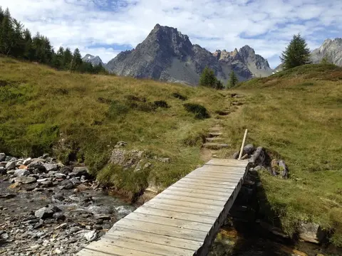 Una passerella di legno sul torrente