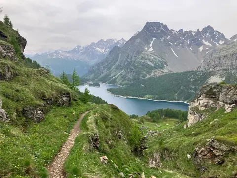 Il sentiero sopra il lago di Devero, con le cime sullo sfondo