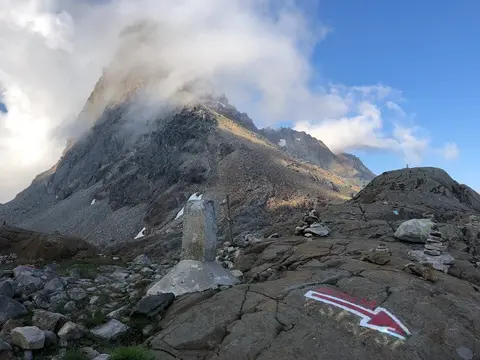 Il cartello del passo della Rossa tra le nuvole