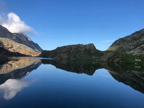 Il lago di Geisspfad con le montagne riflesse