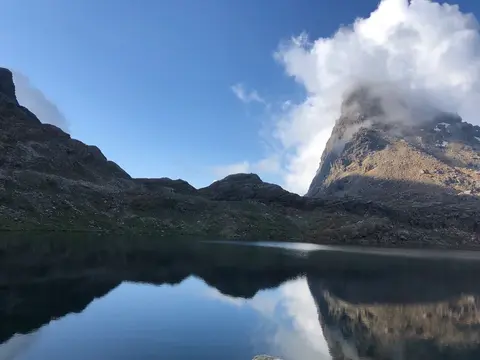 Il lago di Geisspfad sotto una cima tra le nuvole