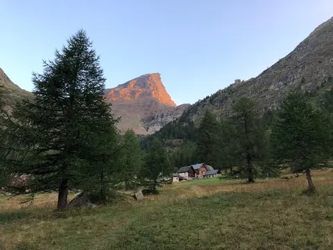Il roccione della Rossa sopra i larici