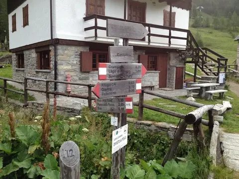 I cartelli davanti al rifugio Castiglioni in località Canton