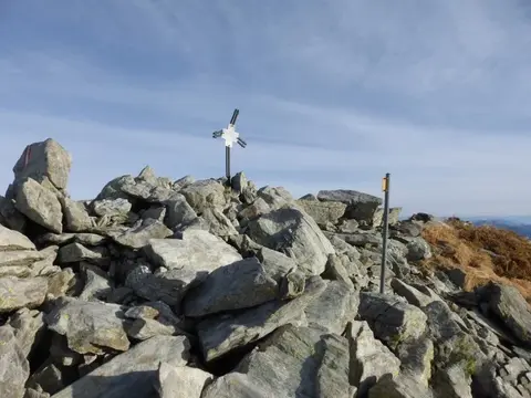 La croce tra i massi della cima Ronda