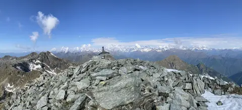 La cima Ronda tra le pietraie