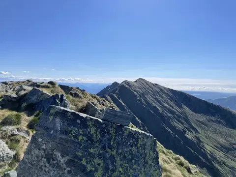La cresta rocciosa e la valle