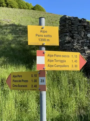 Il cartello dell'alpe Pero sotto, a 1398 m