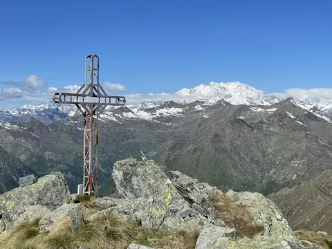 La croce di vetta della cima Scaravini con il Monte Rosa