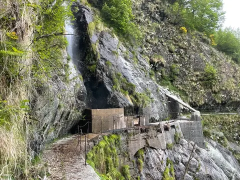 Il sentiero lungo la condotta dell'acqua