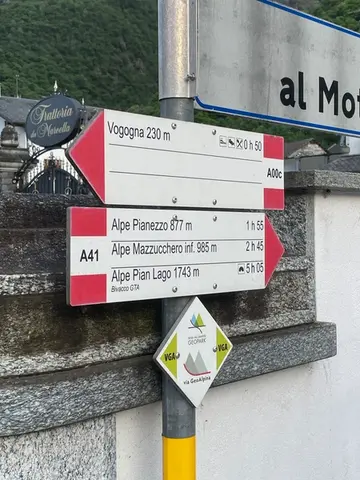 I cartelli per l'alpe Pian Lago