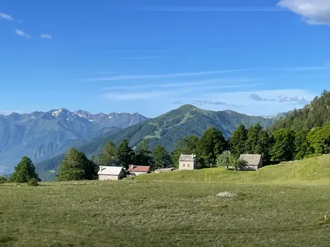 Le baite tra i prati