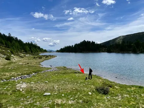 Il lago d'Andromia con un escursionista