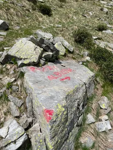 La scritta rossa per il pizzo d'Albiona su un sasso