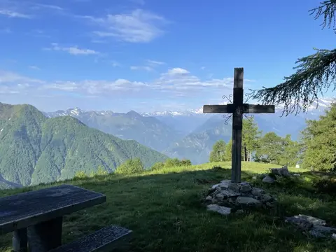 Una croce e un tavolo sul prato