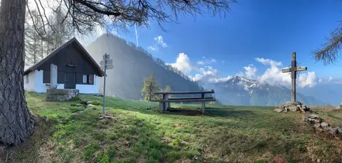 Il bivacco, la croce e le montagne