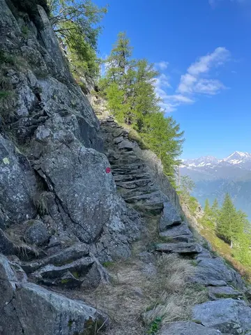 La scala di Pozzolo nella roccia