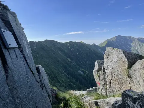 Un cartello sulla roccia