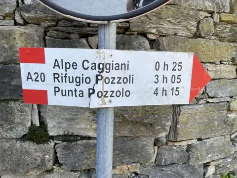 Il cartello del sentiero A20 per l'alpe Caggiani, il rifugio Pozzoli e la punta Pozzolo