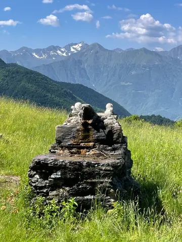 Una fontana in pietra