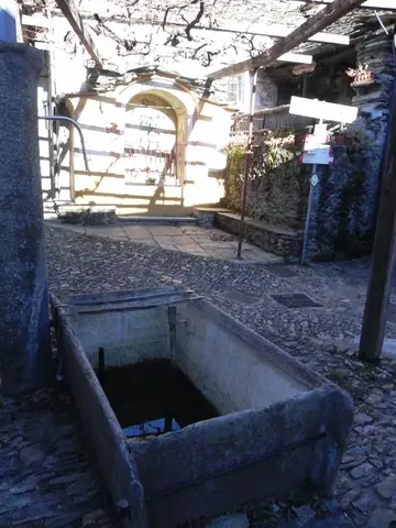 Una fontana-lavatoio sotto il portico