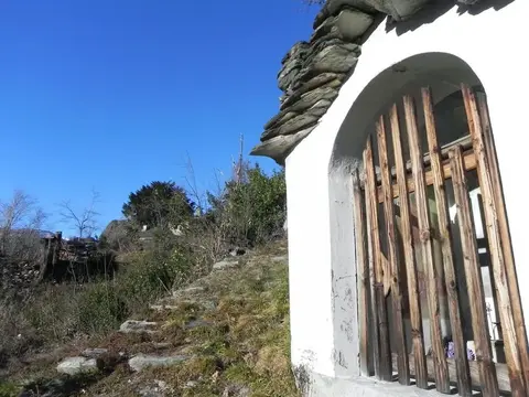 Una cappella lungo il sentiero