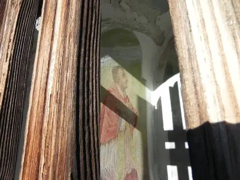 Un affresco dietro la grata