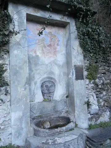 Una fontana con un mascherone