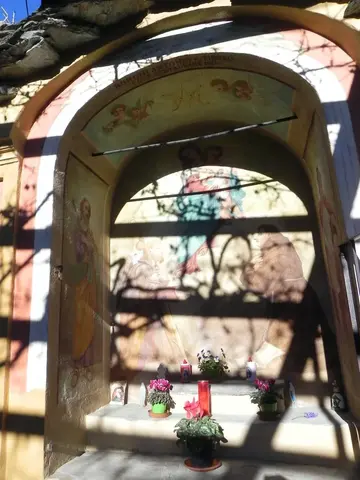 Una cappella con l'affresco