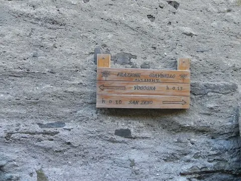 Un cartello di legno su una parete
