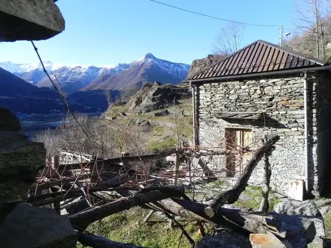 Una casa in pietra con le montagne