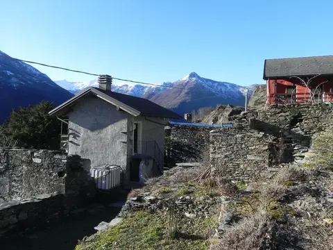 Case in pietra tra i terrazzamenti