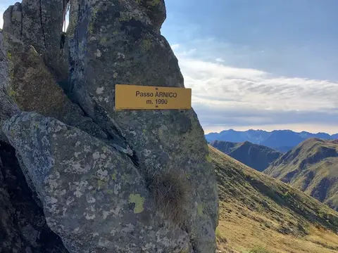 Il cartello del passo d'Arnigo, 1990 m, su una roccia