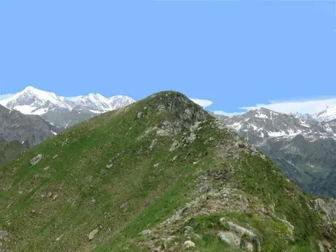 La cresta della cima Camughera e le Alpi innevate