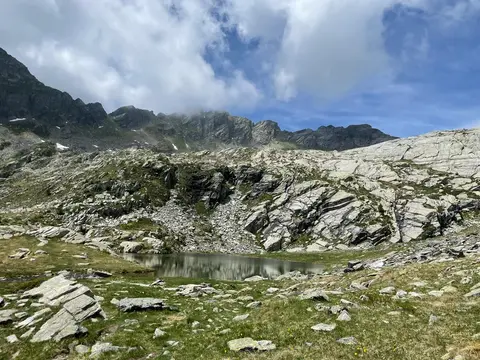 Il secondo lago del Paione tra le rocce levigate
