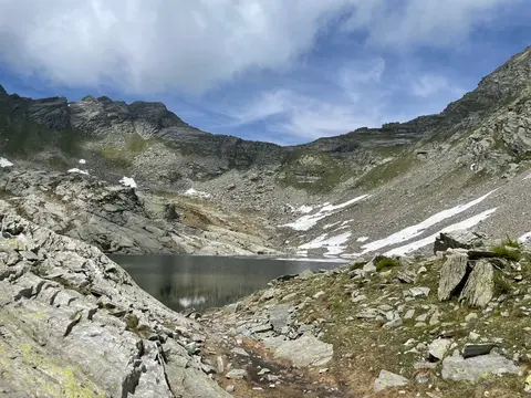 Il terzo lago del Paione con gli ultimi nevai