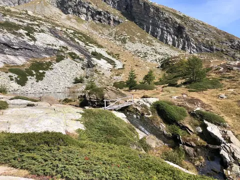 La passerella sul torrente tra le rocce