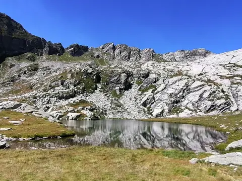 Il laghetto sotto il passo del Paione