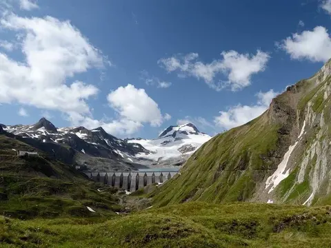 La diga del Sabbione sotto le cime innevate