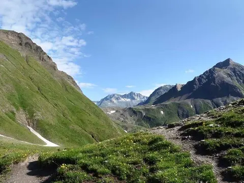 Il sentiero tra i prati sopra Morasco
