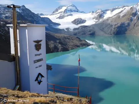 Il segnale del rifugio Somma Lombardo sopra il lago del Sabbione