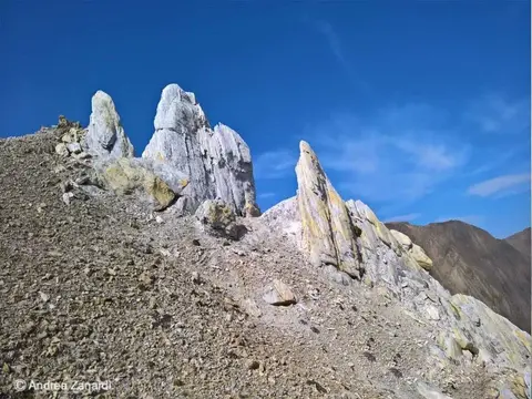 Pinnacoli di roccia chiara vicino al rifugio