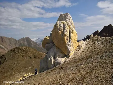 Un grande masso di roccia chiara sul crinale