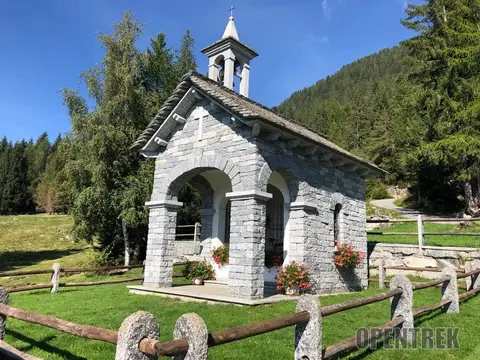 La cappella in pietra di Aleccio con il campanile a vela