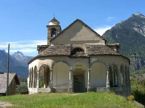 La chiesa di Crego con il portico ad archi