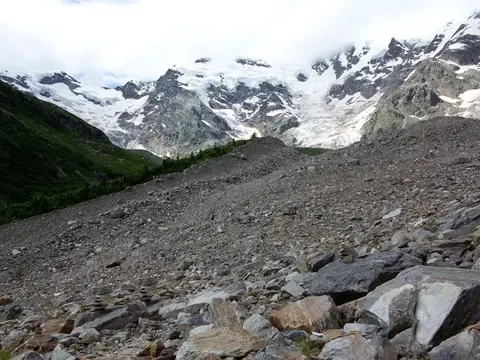 La morena del ghiacciaio del Belvedere e il Monte Rosa tra le nuvole