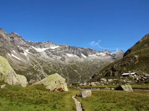 Il sentiero tra i pascoli dell'alpe Pedriola sotto le creste