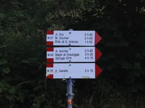 I cartelli all'alpe Blitz per i Bagni di Craveggia e Spruga