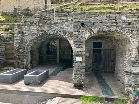 Le vasche di granito sotto gli archi dei Bagni