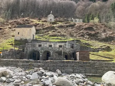 I Bagni di Craveggia sulla riva del fiume Isorno
